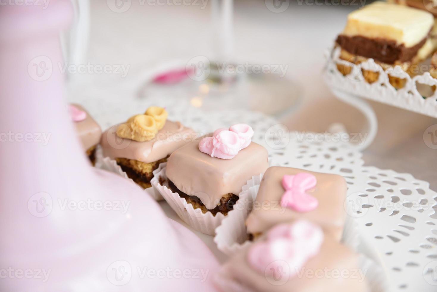 délicieux bonbons disposés sur la table pour la réception de l'événement photo