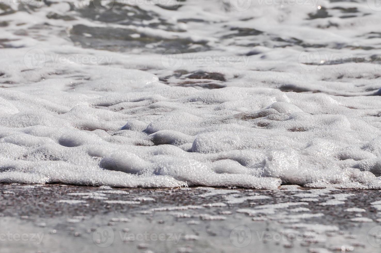 écume de mer. éclabousser d'eau photo