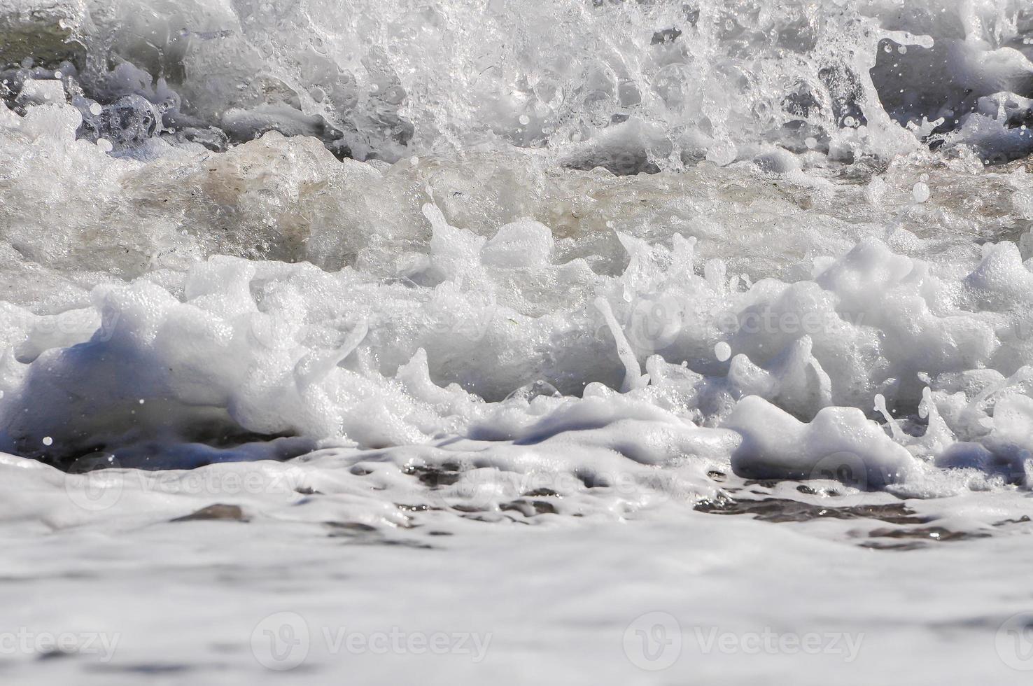 écume de mer. éclabousser d'eau photo