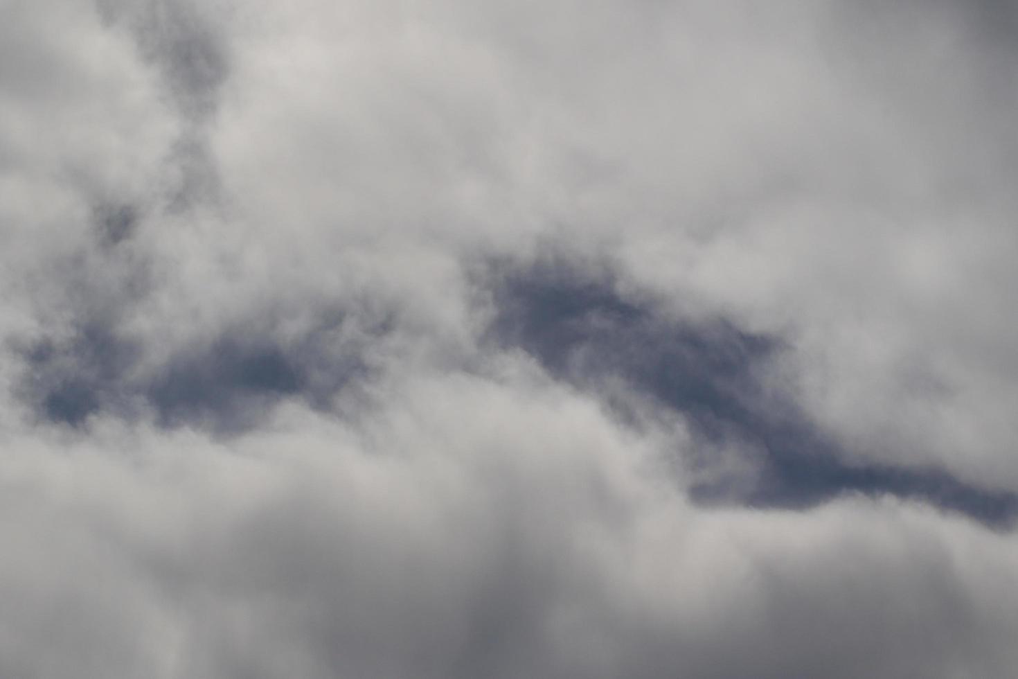 temps orageux et nuages sombres photo