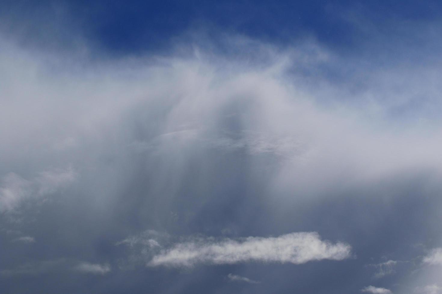 temps orageux et nuages sombres photo