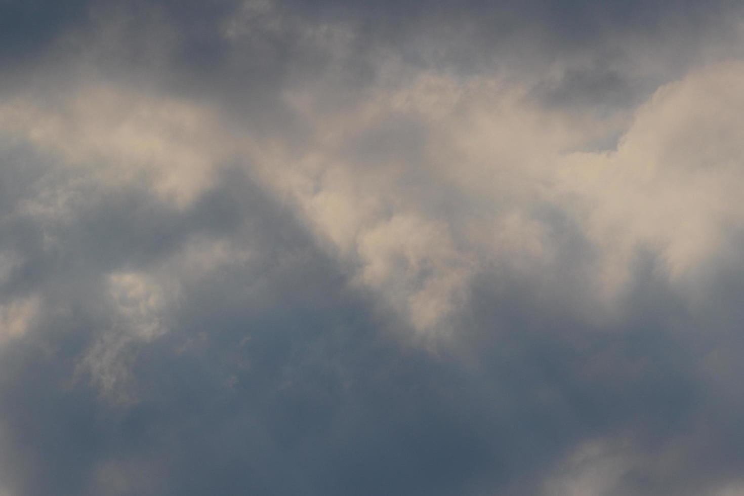 temps orageux et nuages sombres photo