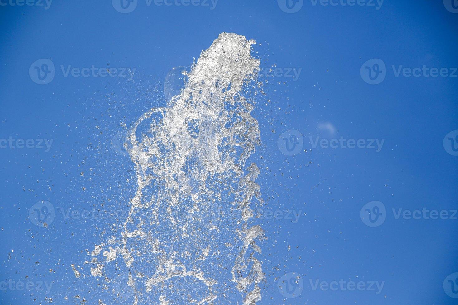 éclaboussures d'eau dans le ciel photo