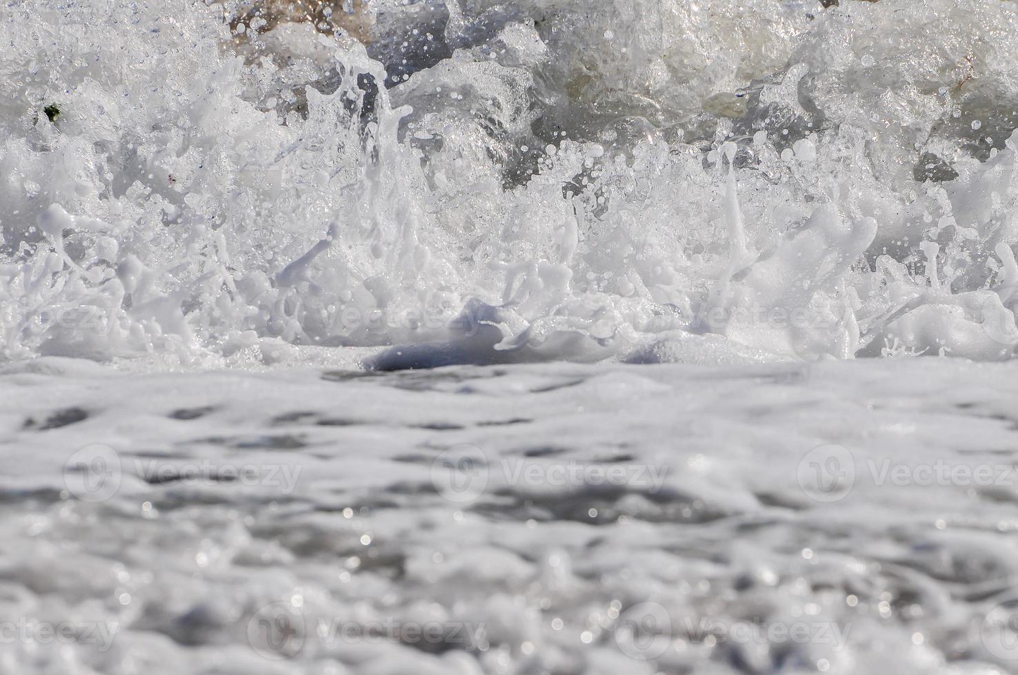 écume de mer. éclabousser d'eau photo