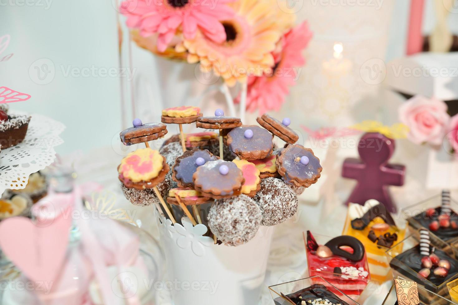 bonbons et biscuits disposés sur la table pour la réception de mariage photo