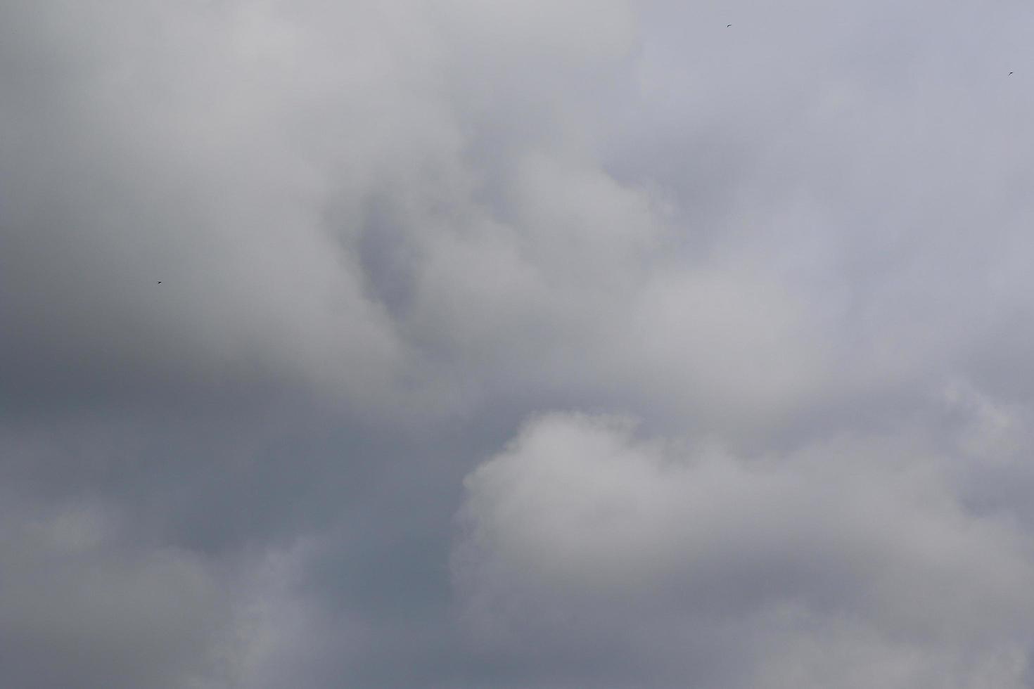 temps orageux et nuages sombres photo