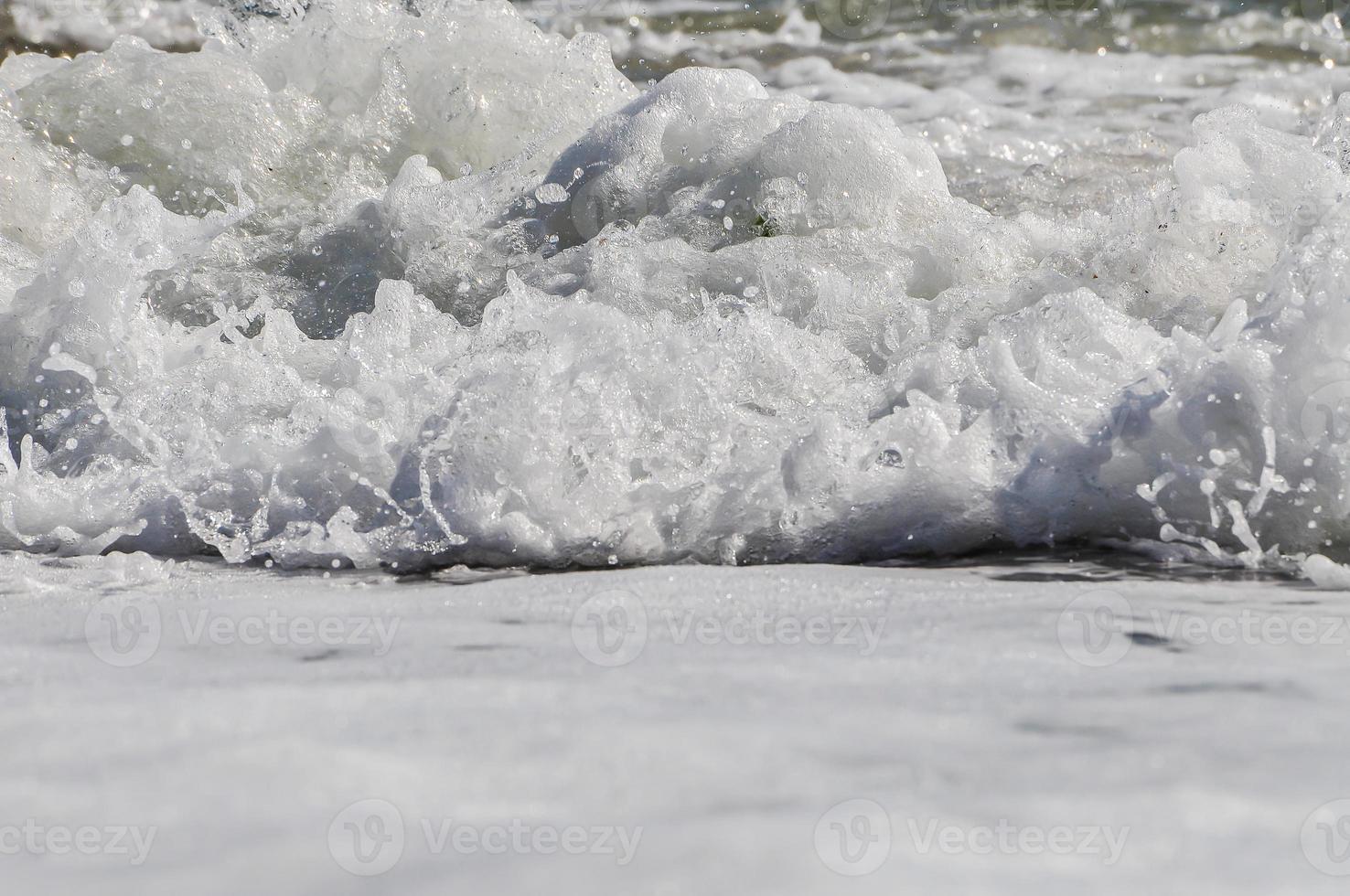 écume de mer. éclabousser d'eau photo