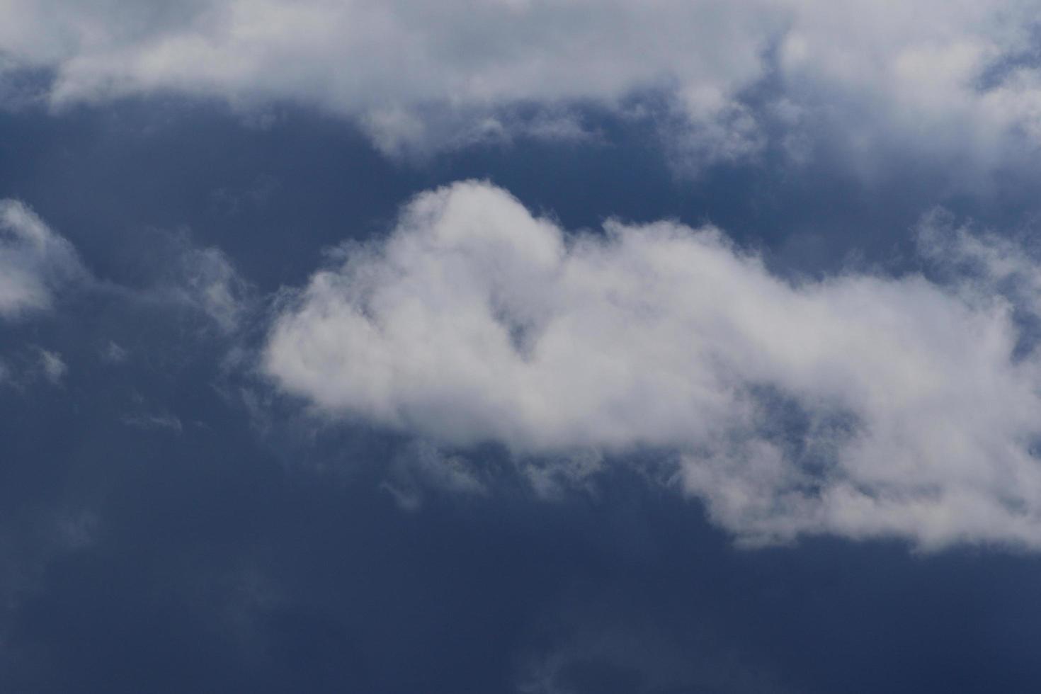 temps orageux et nuages sombres photo