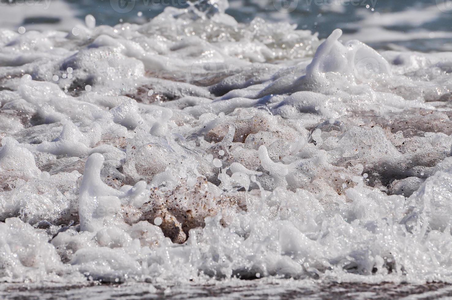 écume de mer. éclabousser d'eau photo