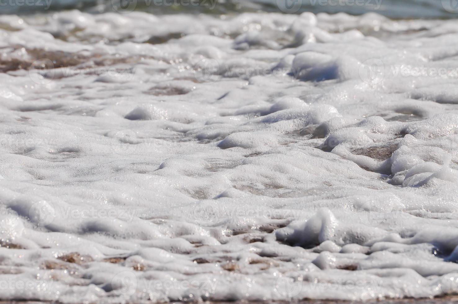 écume de mer. éclabousser d'eau photo