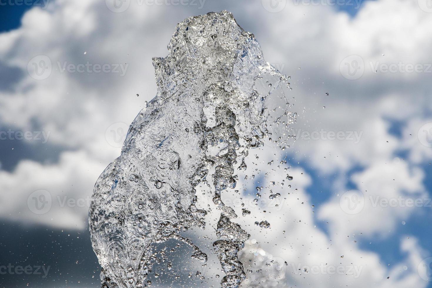 fontaine éclaboussant la texture de l'eau dans le ciel photo