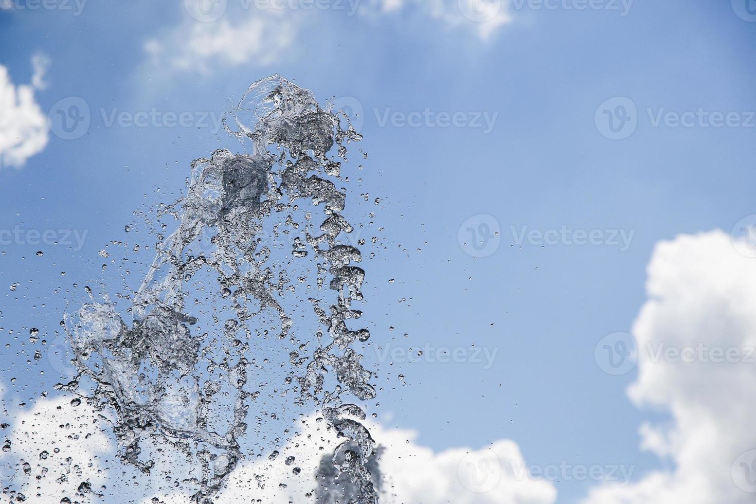 éclaboussures d'eau dans le ciel photo