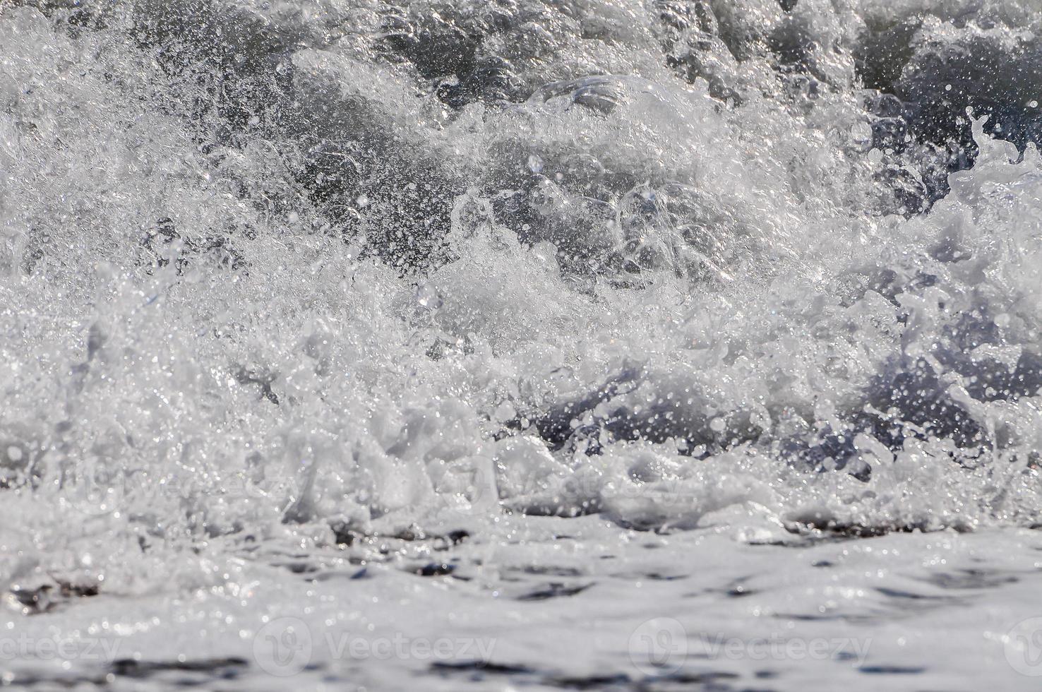 écume de mer. éclabousser d'eau photo