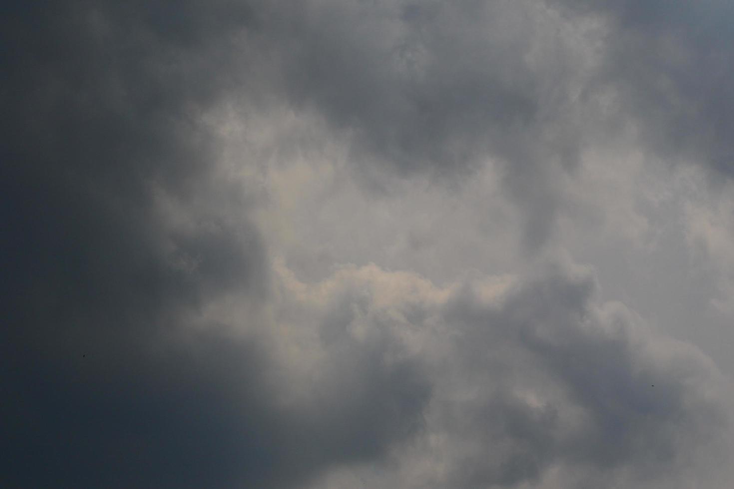 temps orageux et nuages sombres photo