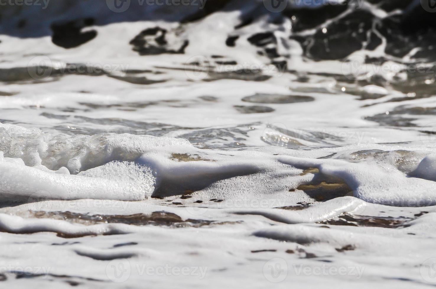 écume de mer. éclabousser d'eau photo