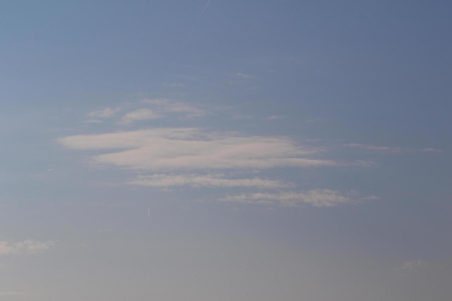 ciel bleu clair et nuages blancs photo