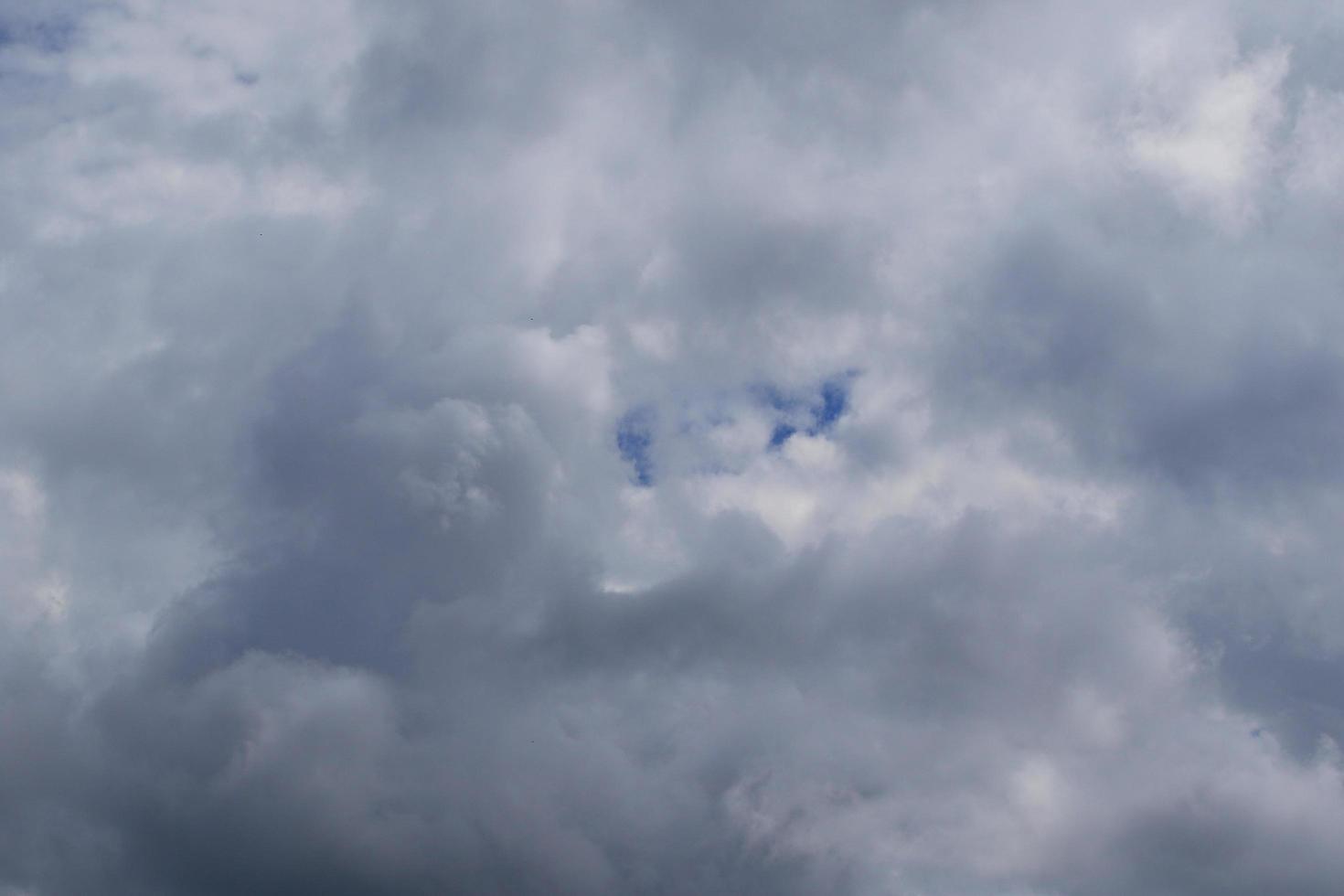 temps orageux et nuages sombres photo