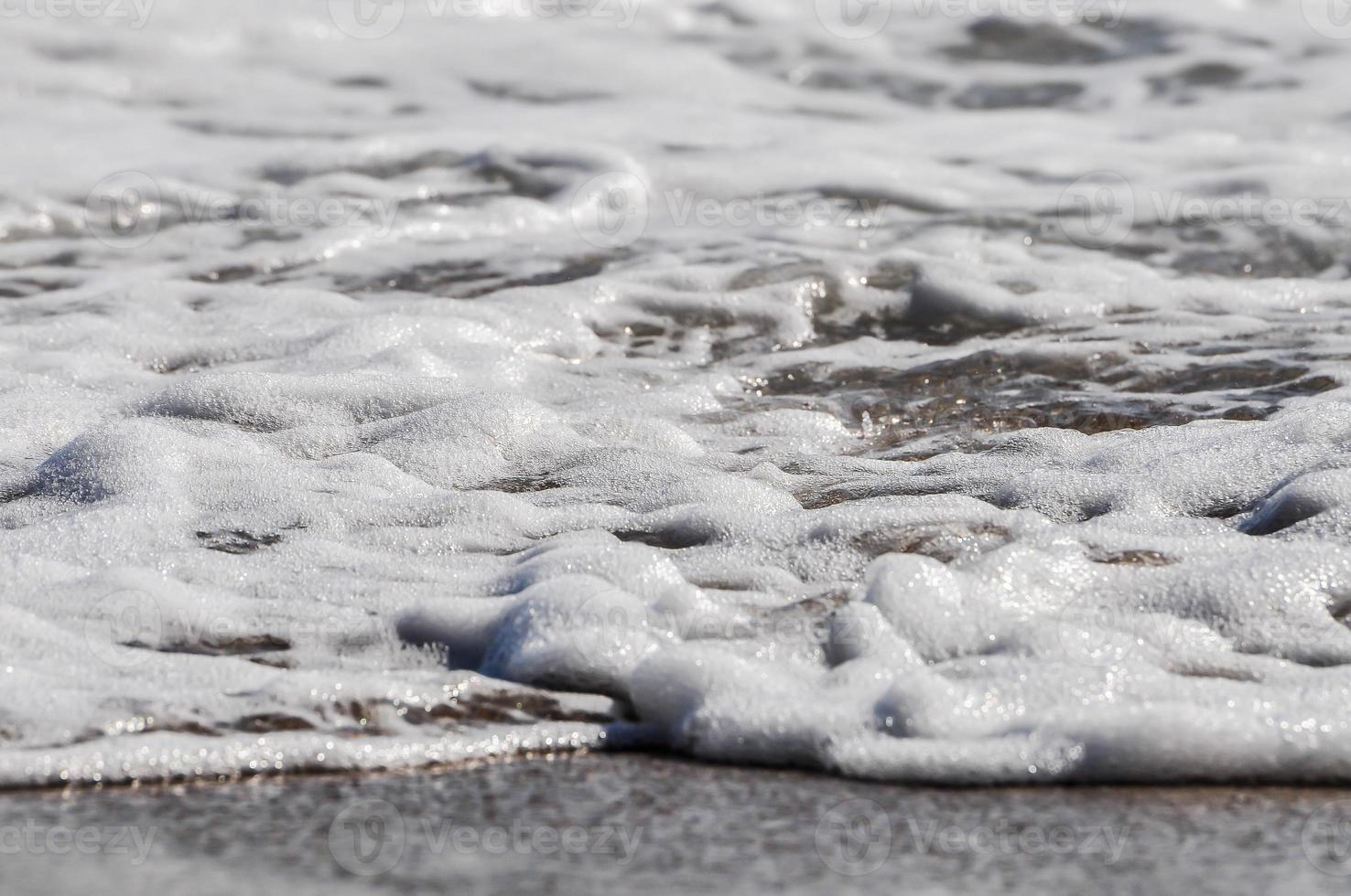 écume de mer. éclabousser d'eau photo