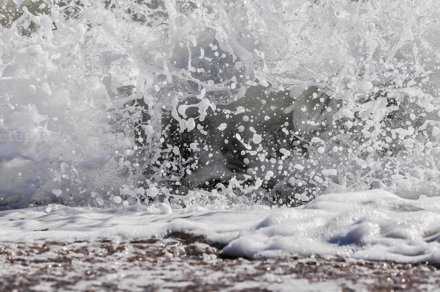 écume de mer. éclabousser d'eau photo