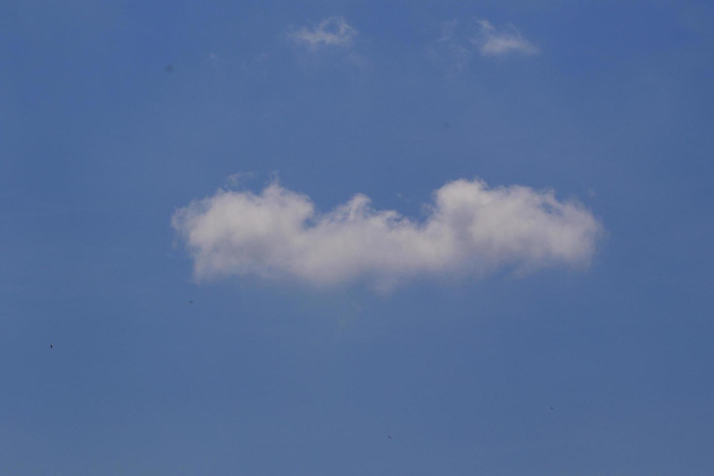 ciel bleu clair et nuages blancs photo