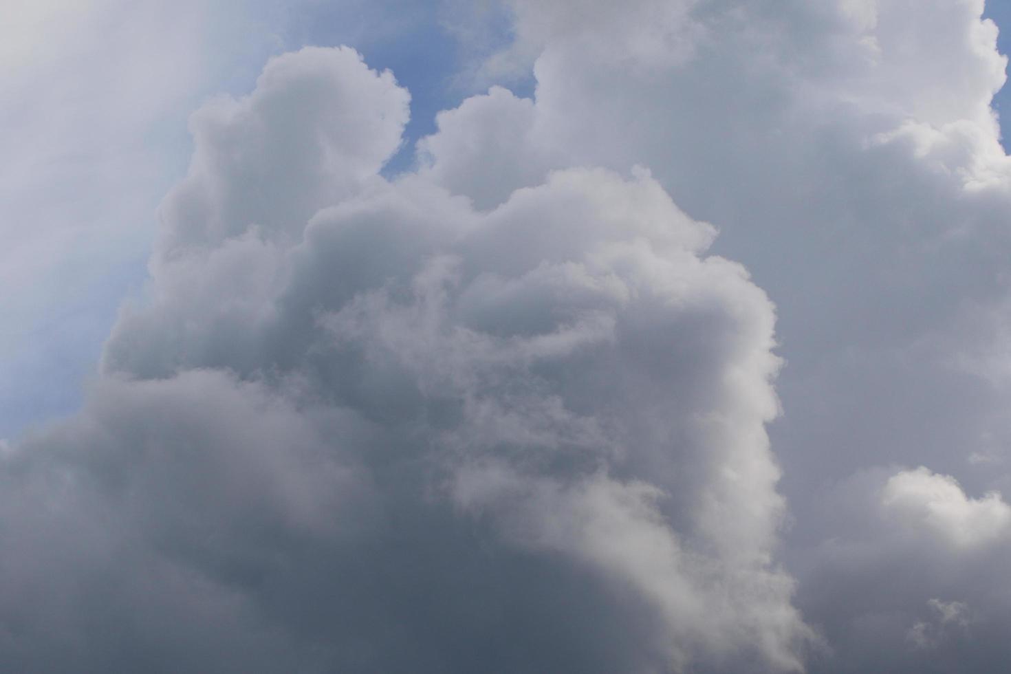 temps orageux et nuages sombres photo