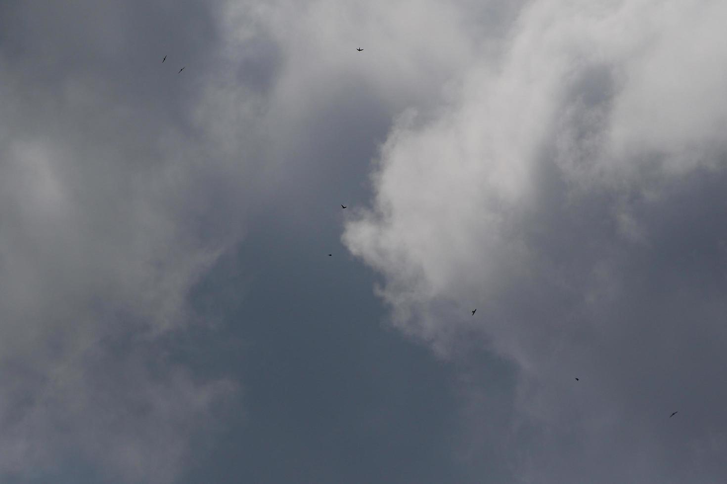 temps orageux et nuages sombres photo