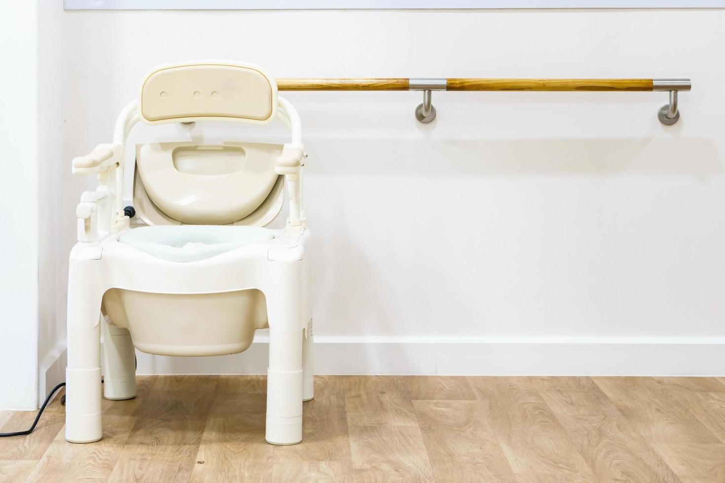 chaises d'aisance et toilettes portables pour personnes âgées, vue latérale avec espace de copie et texte. photo