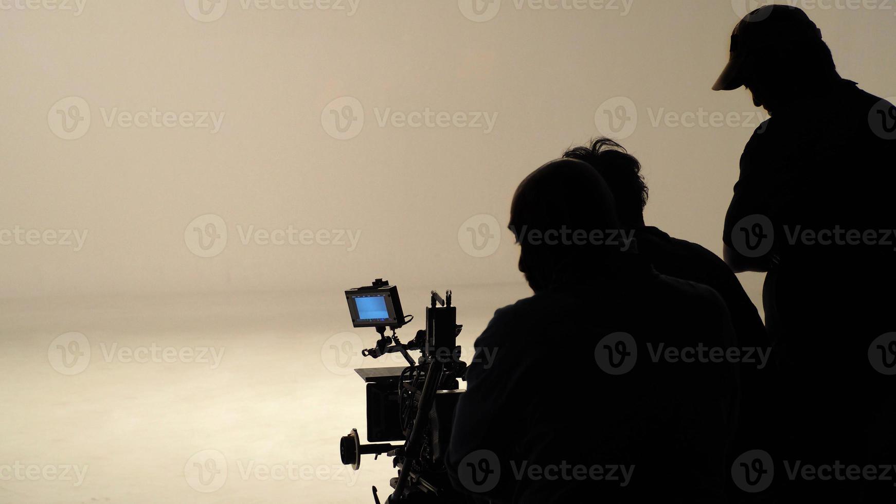 la silhouette des travailleurs ou de l'équipe de tournage de production fait un film ou tourne. photo
