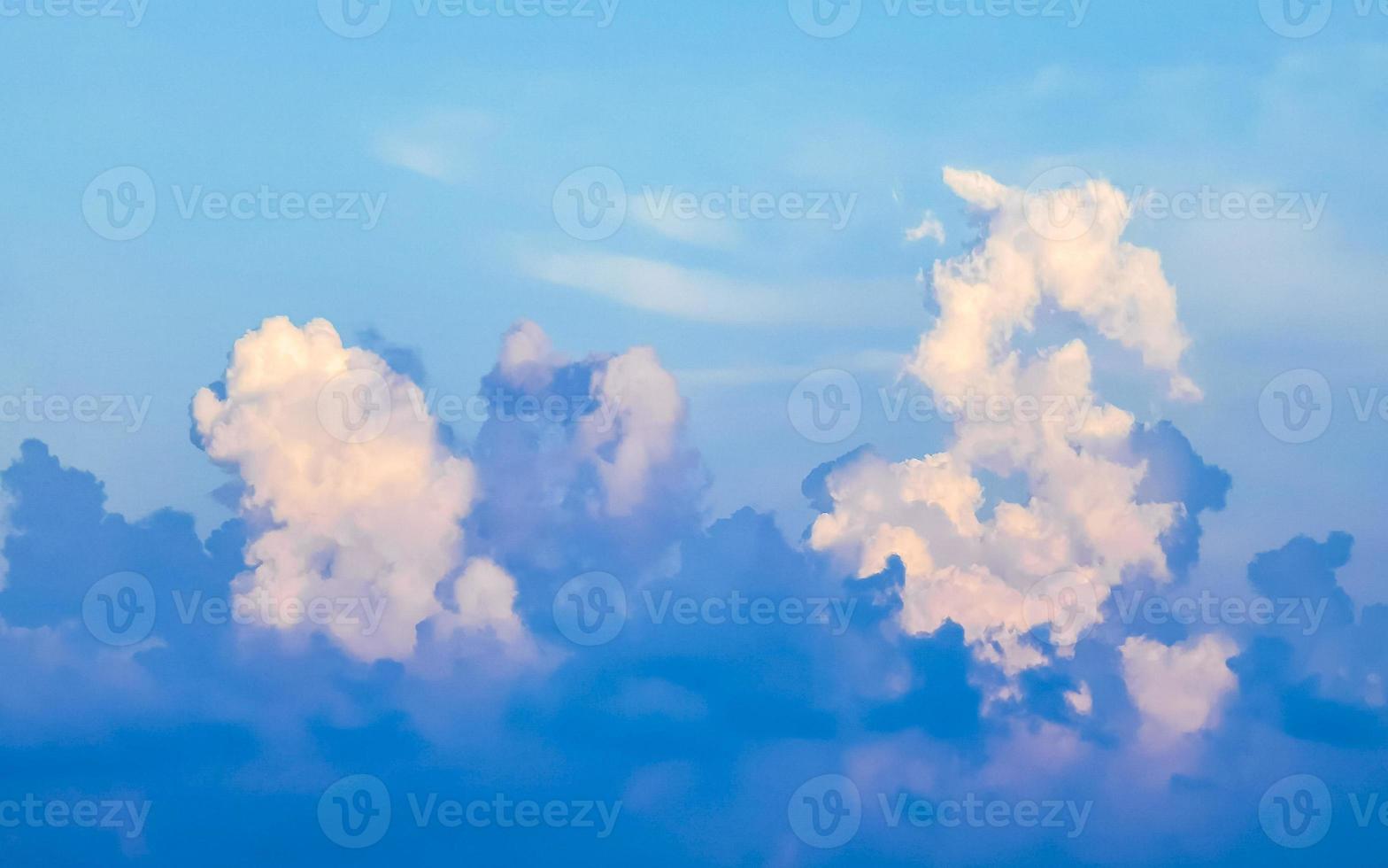 formation de nuages explosifs cumulus dans le ciel au mexique. photo