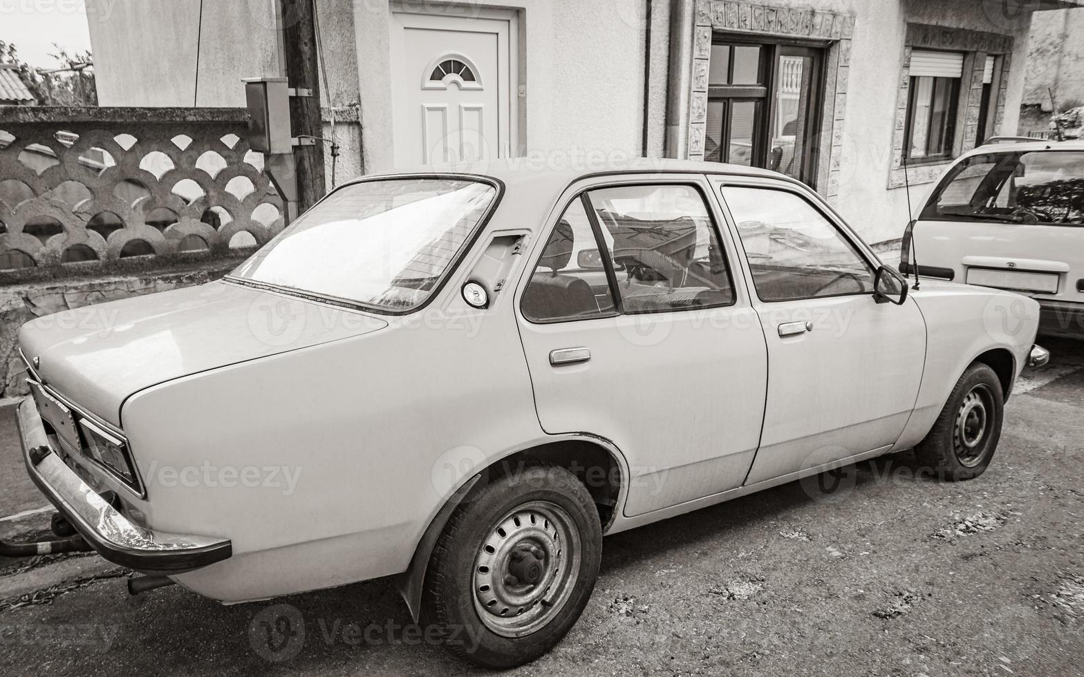 belle vieille voiture vintage jaune par derrière en croatie. photo