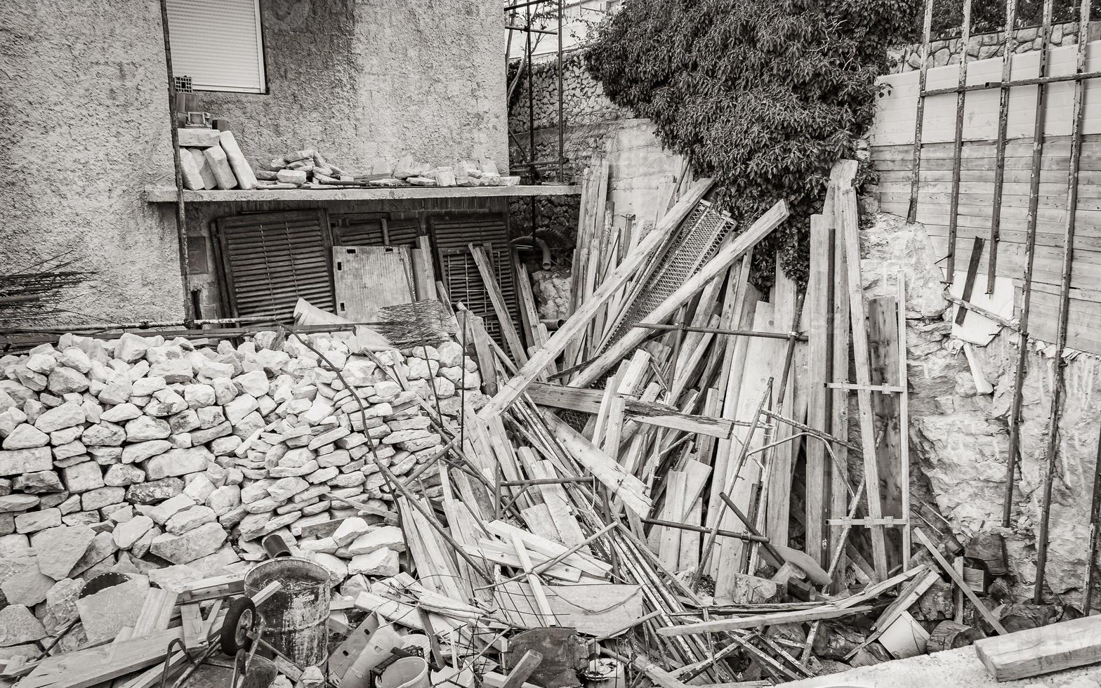ancien bâtiment de maison de construction inachevé abandonné à novi vinodolski croatie. photo