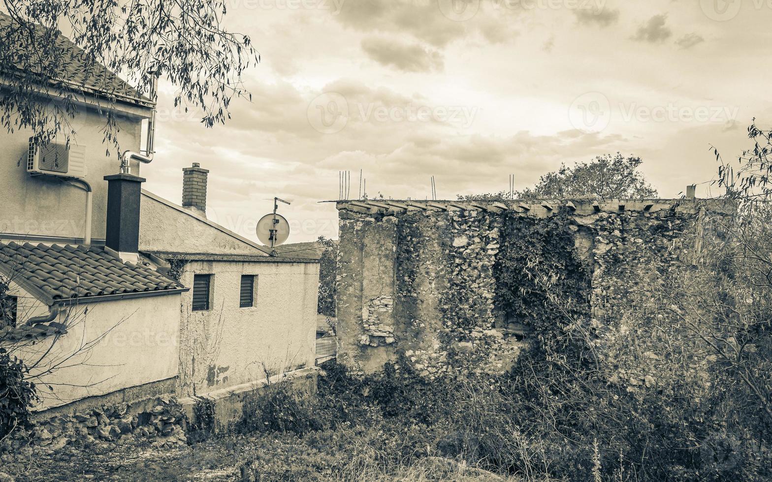 Ancien bâtiment de maison sale cassé abandonné à novi vinodolski croatie. photo