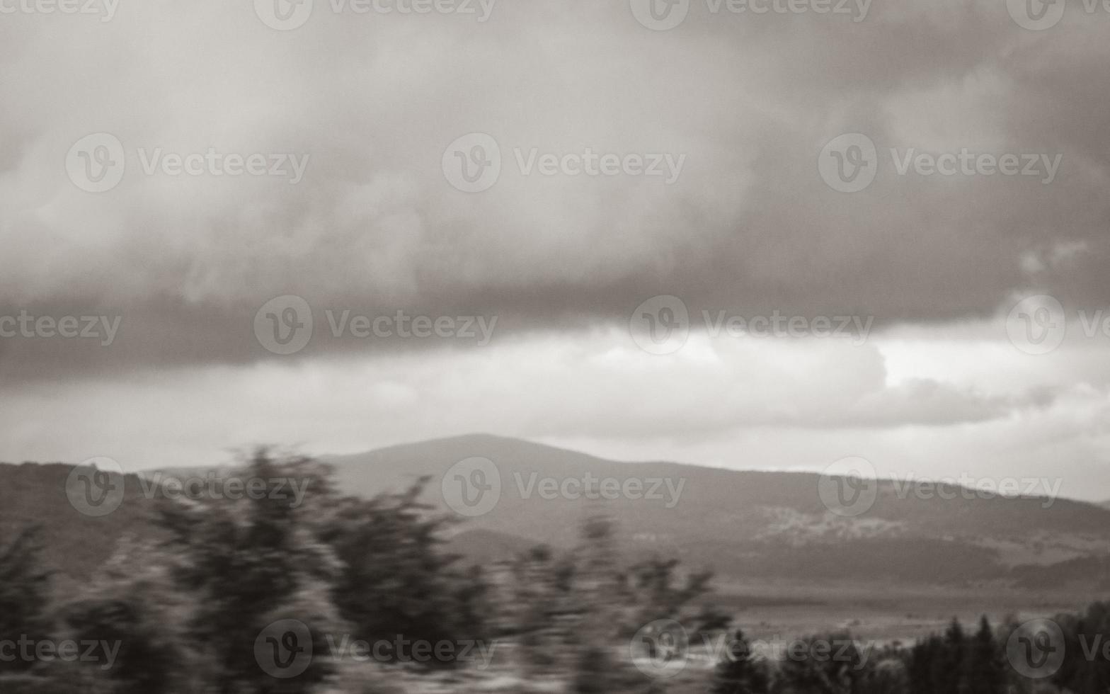 paysage naturel montagnes collines et zones agricoles tout en conduisant en croatie. photo