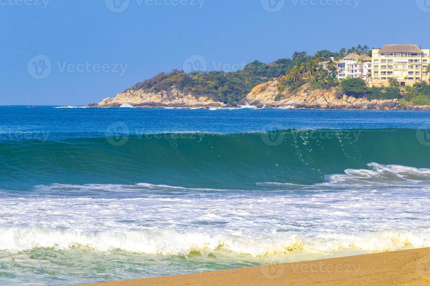 De grosses vagues de surfeurs extrêmement énormes à la plage de puerto escondido au mexique. photo