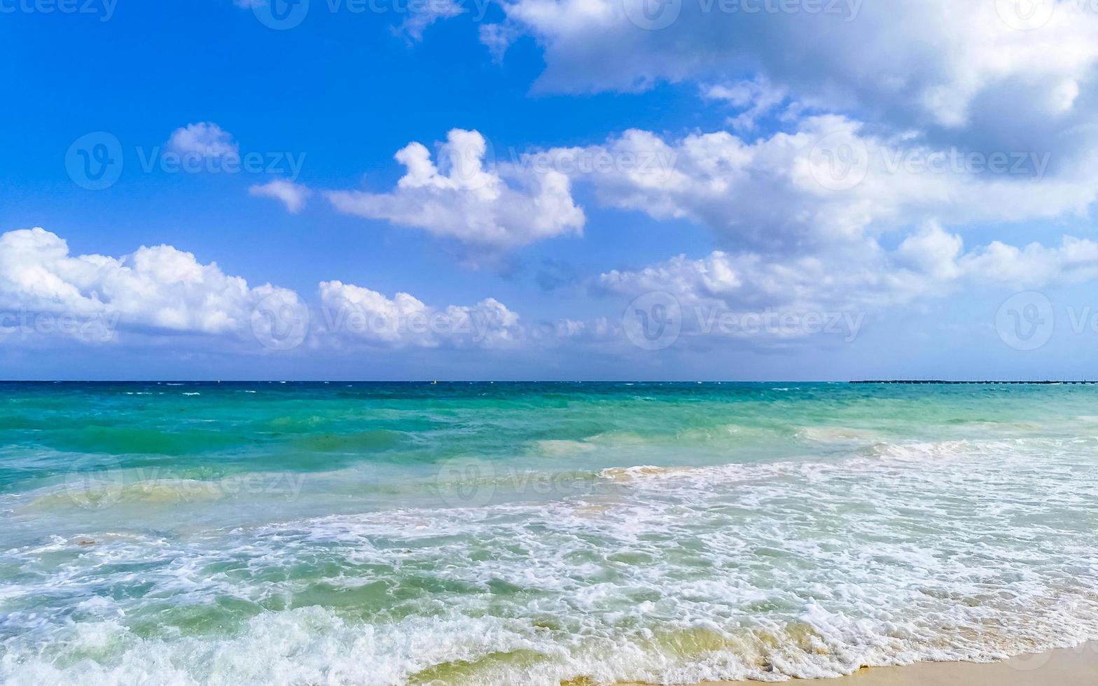 plage tropicale des caraïbes eau turquoise claire playa del carmen mexique. photo