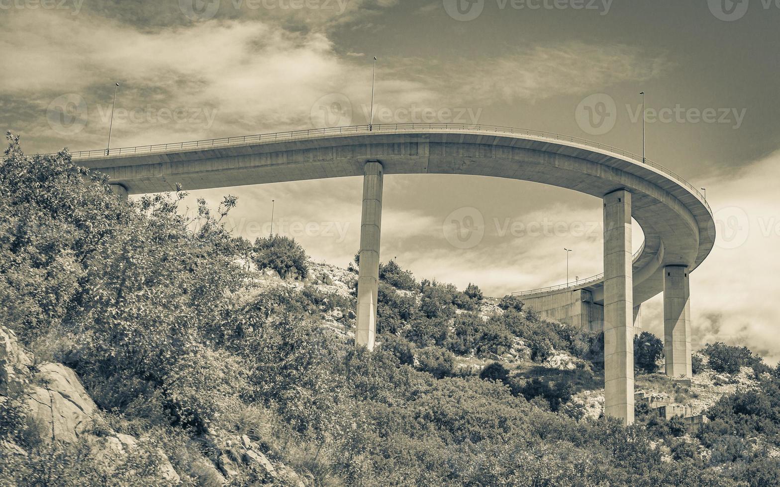 autoroute surélevée et pont à bakar croatie. photo