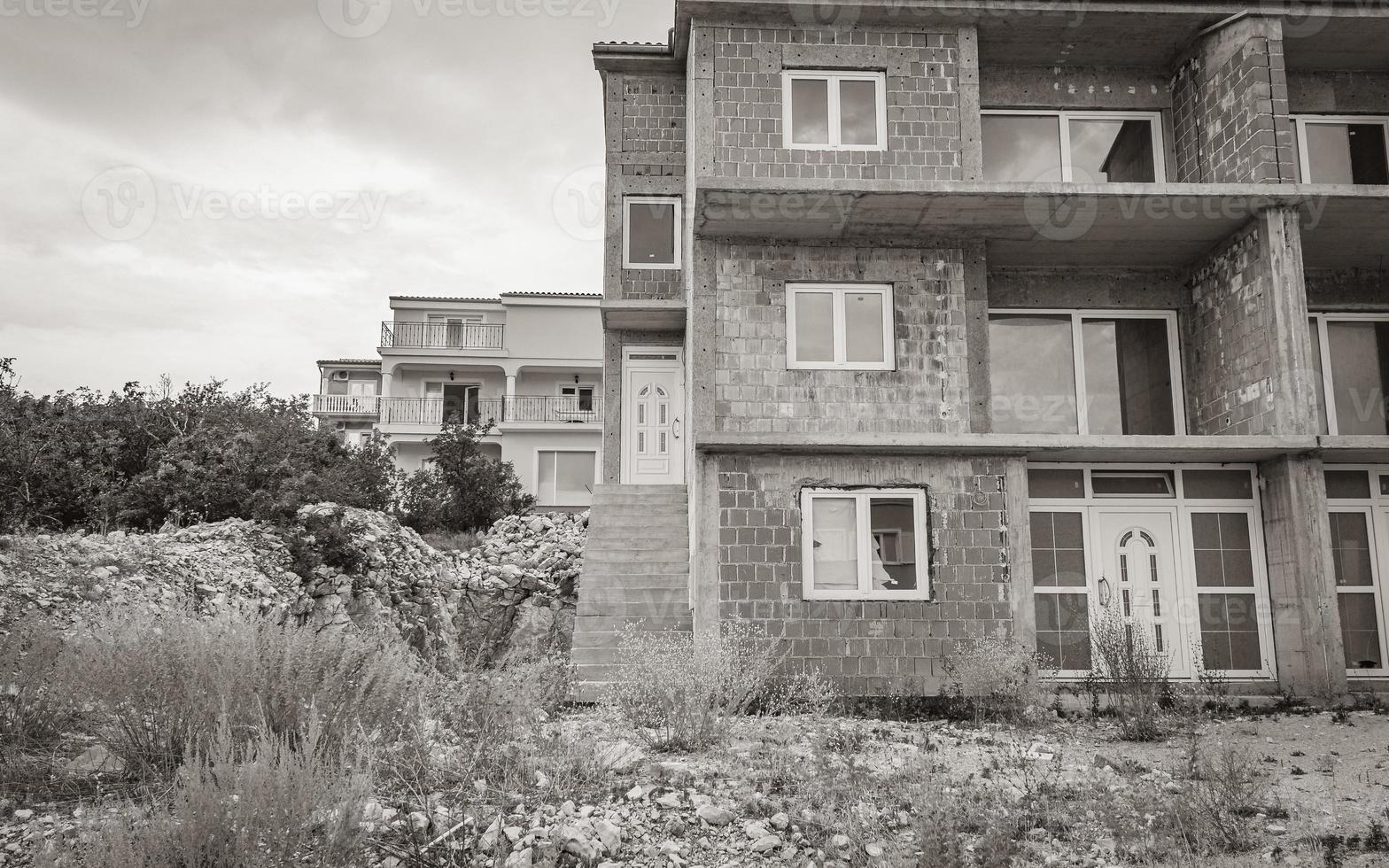 ancien bâtiment de maison de construction inachevé abandonné à novi vinodolski croatie. photo