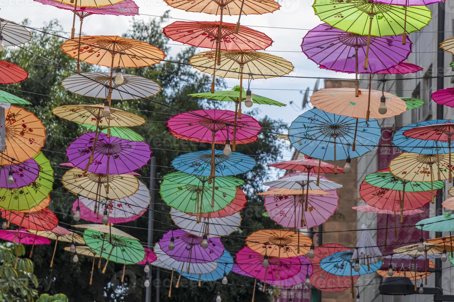 parapluies colorés sur la ville de chine à mexico mexique. photo