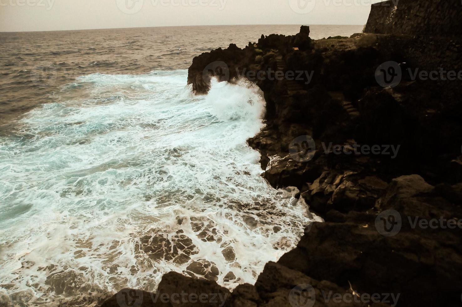 vagues se brisant sur les rochers photo