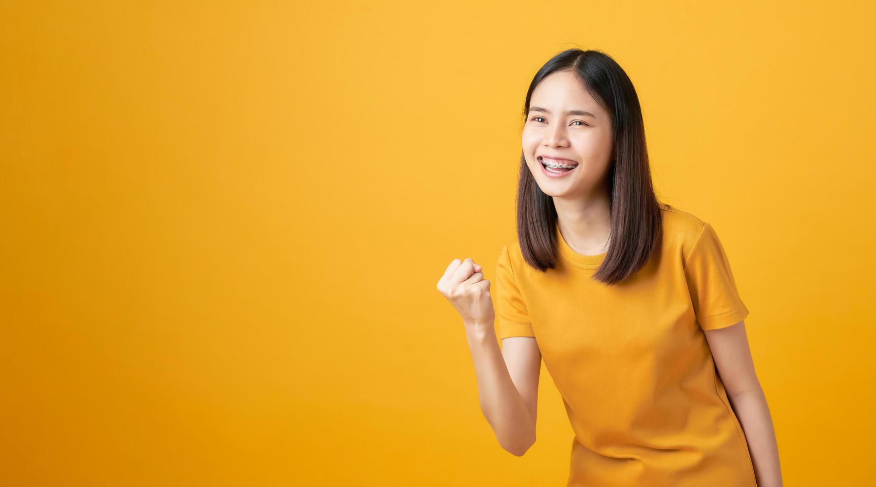 femme debout avec étonné de succès photo