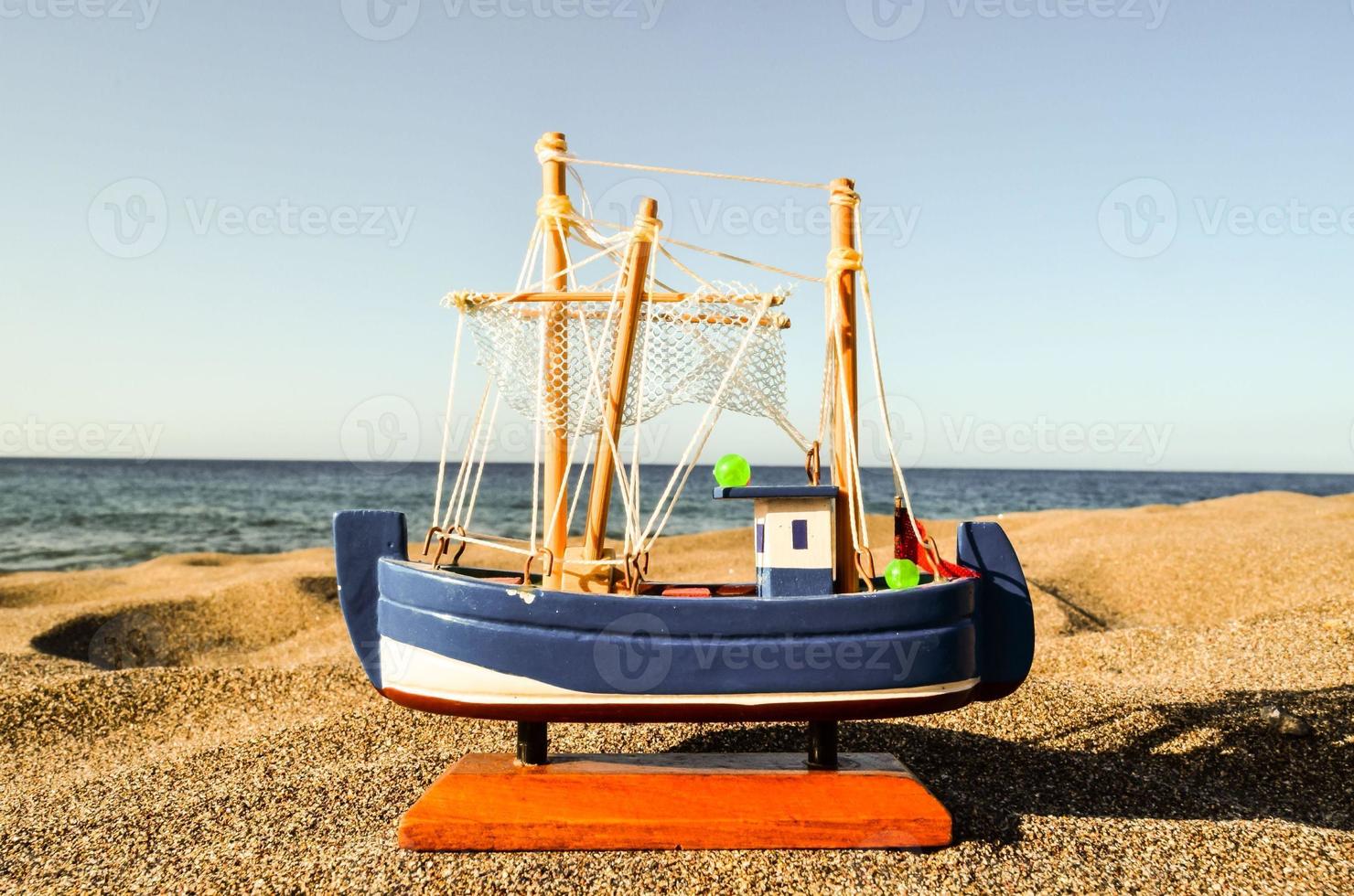 petit modèle de bateau dans le sable photo