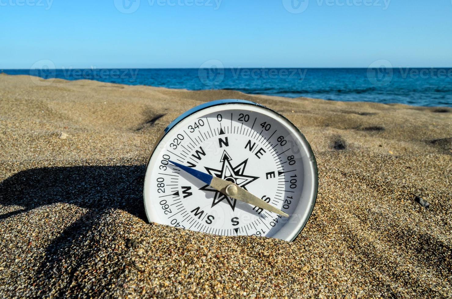 boussole dans le sable photo