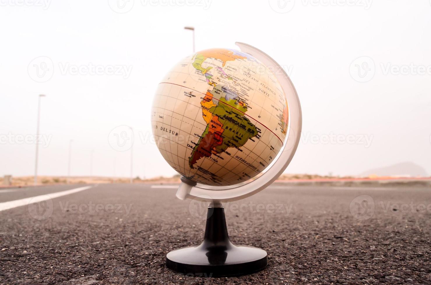 globe sur la route photo