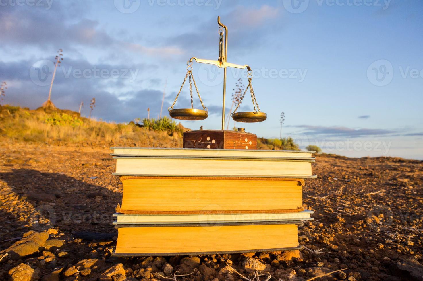 des livres et une balance sur la plage photo