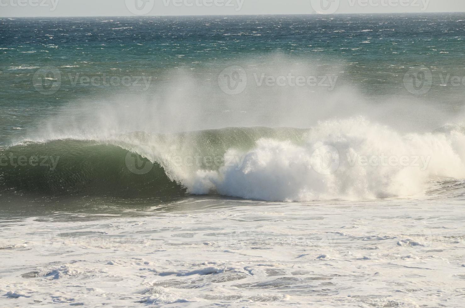 énormes vagues de la mer photo