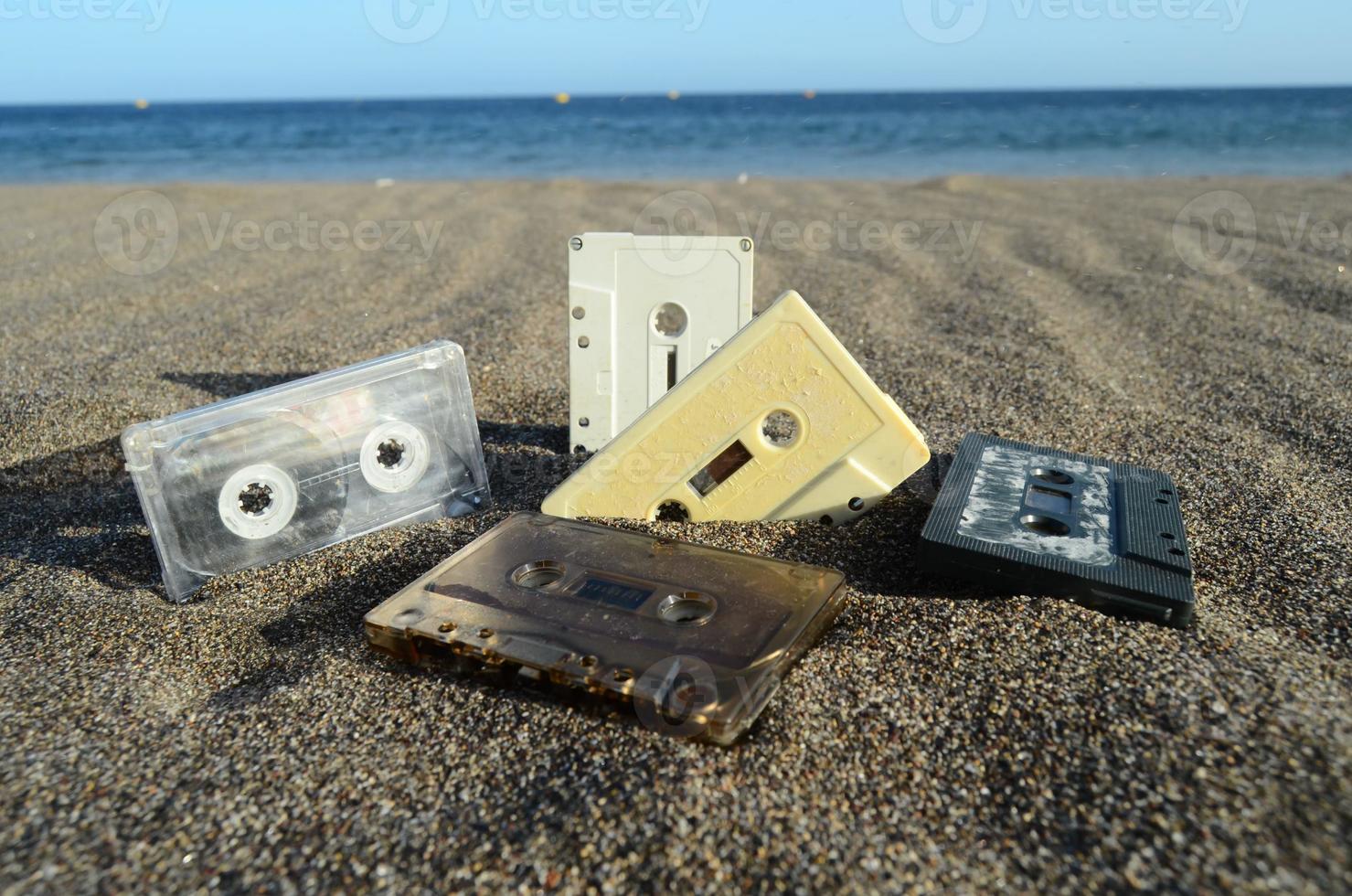 vieilles cassettes sur la plage photo