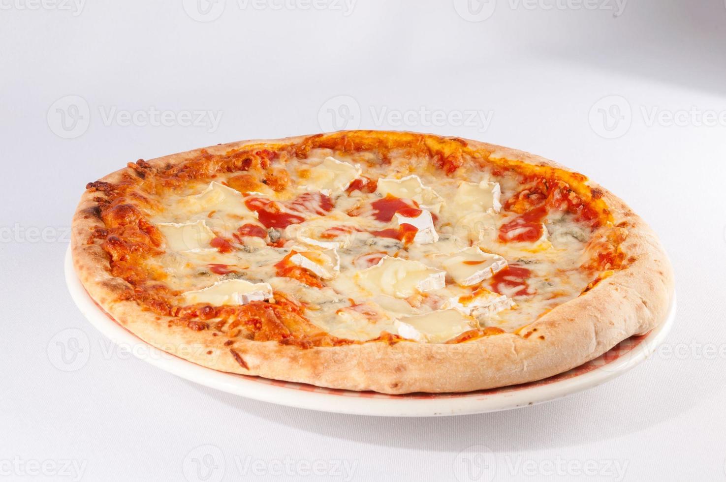 pizza sur une assiette blanche photo