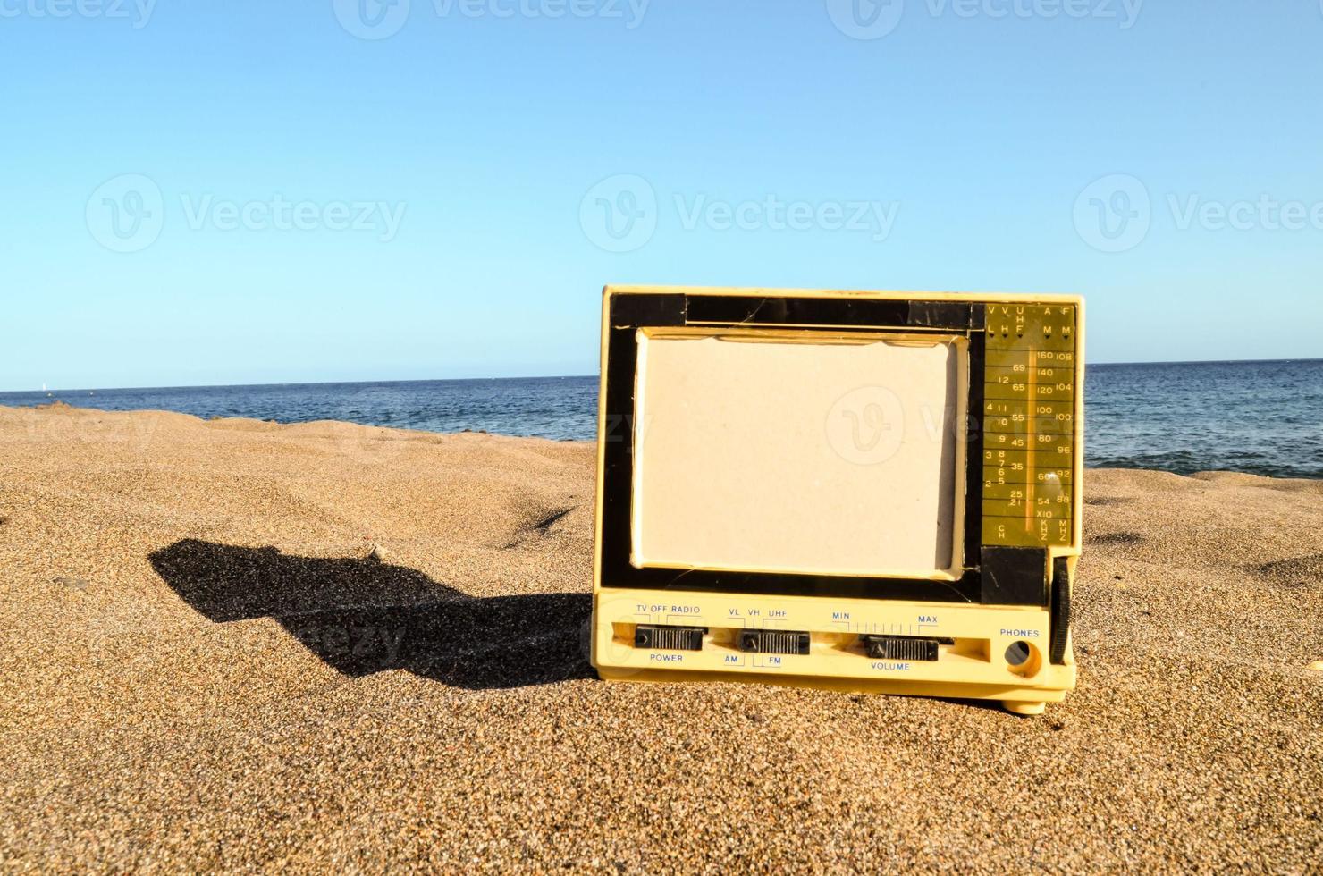 vieille télévision dans le sable photo