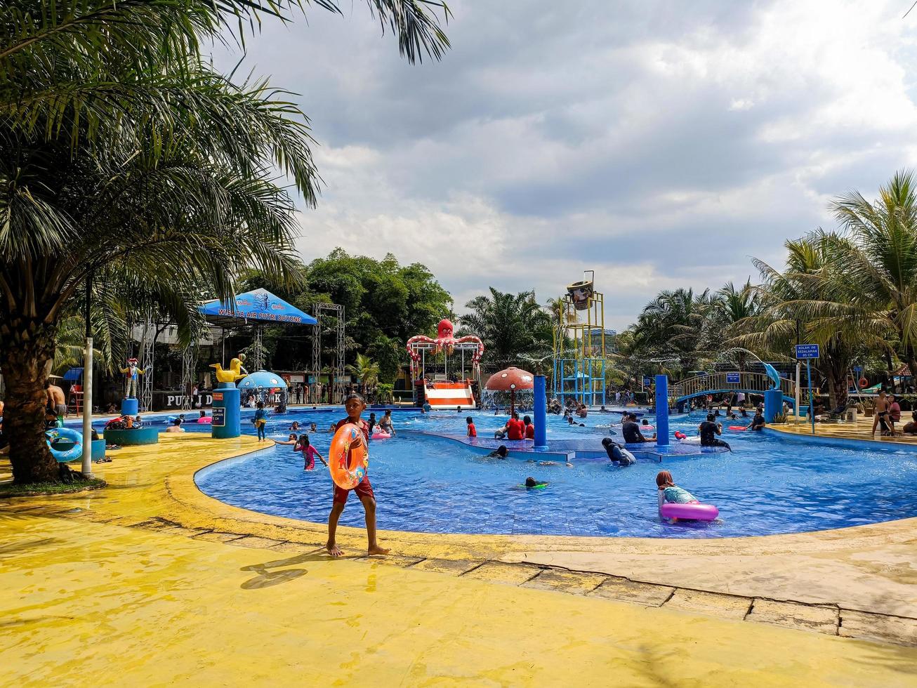 piscine lieu touristique pour des vacances en famille photo