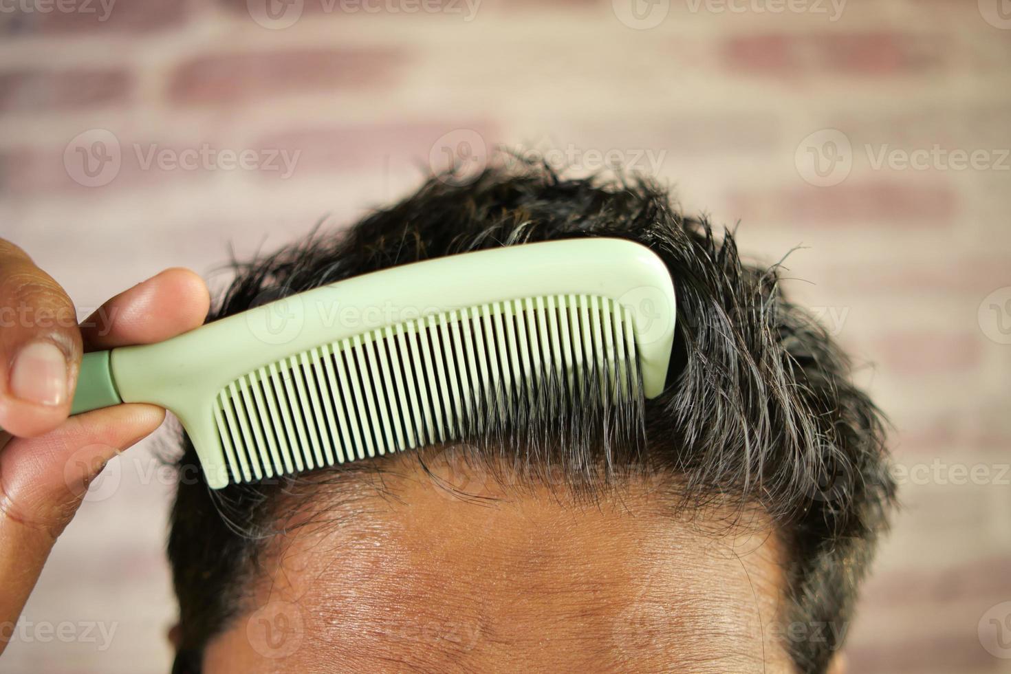 homme coiffant les cheveux avec un peigne en gros plan 18885626 Photo de  stock chez Vecteezy